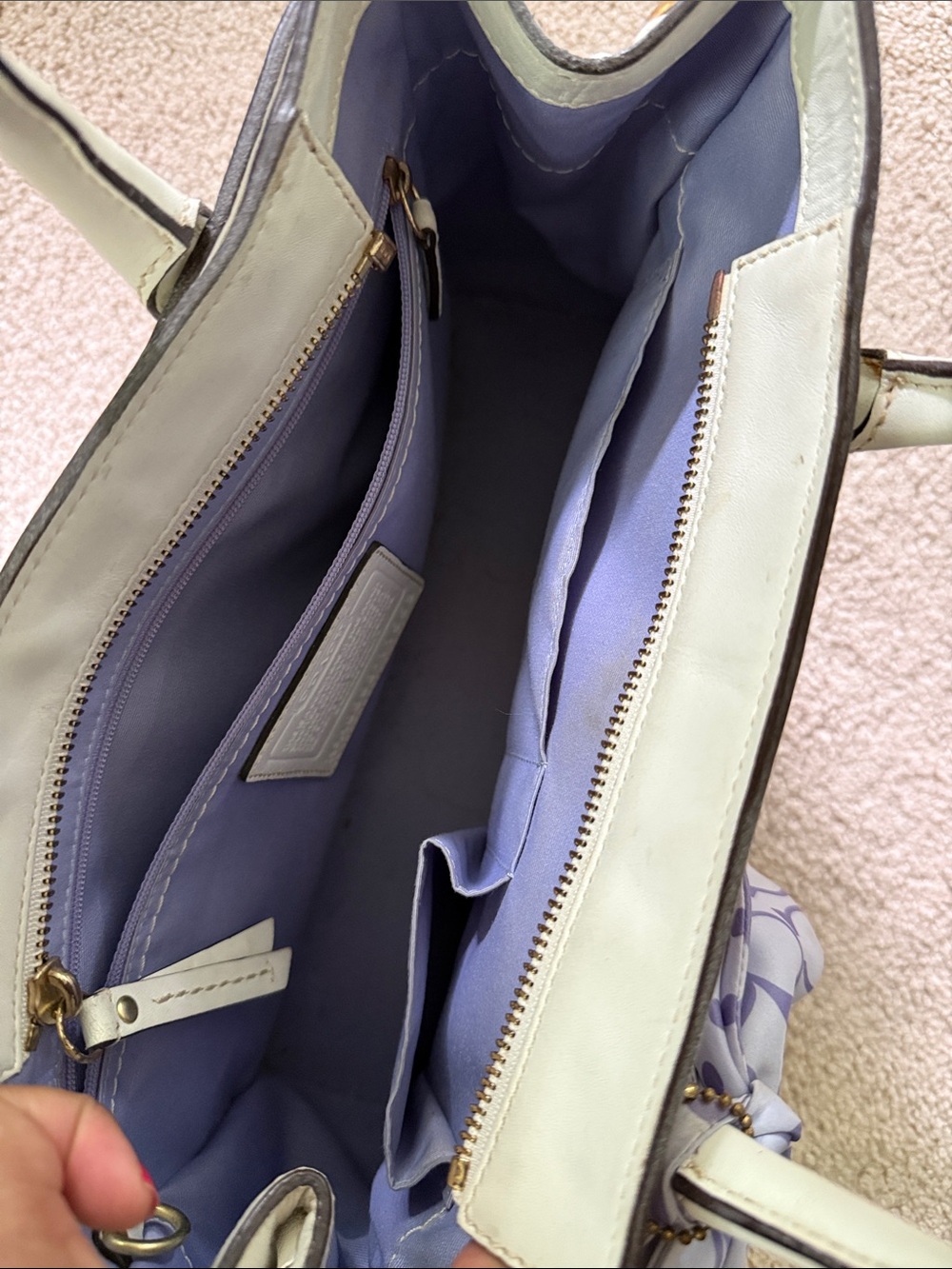 White Leather Shoulder Tote with Gold Turn-Lock - Picture 6 of 11